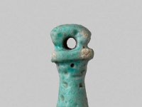 Aeg F 73  Aeg F 73, 26.-30. Dynastie, Wadj, Blaue Fayence, L 1,9 cm, B 0,6 cm, T 0,6 cm : Bestandskatalog Ägypten, Museumsfoto: Claus Cordes